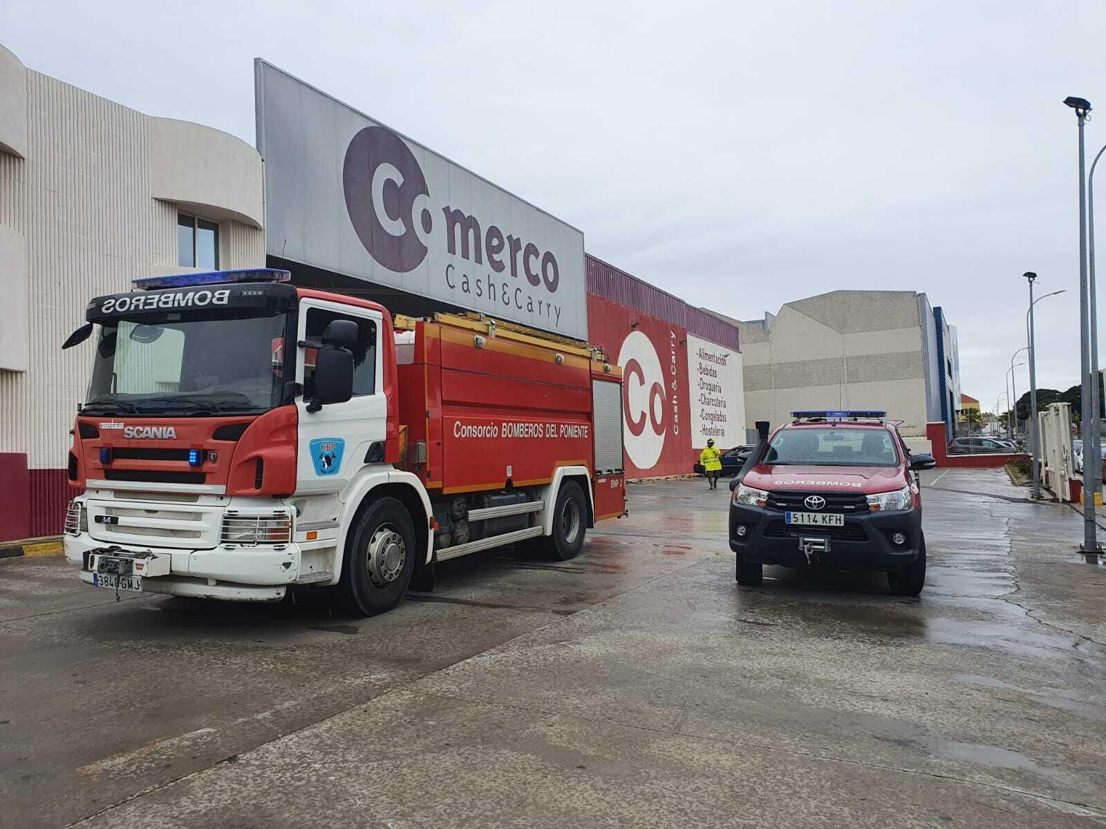 Vehículos del Consorcio de Bomberos del Poniente en tareas de desinfección.