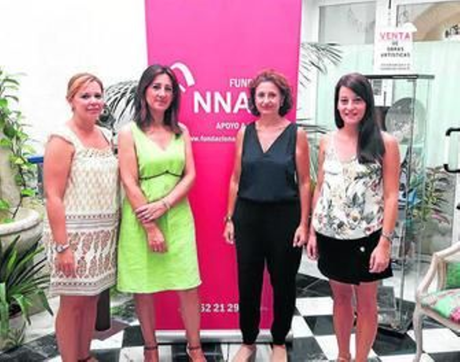 La gerente de la Fundación Anna O. junto con la coordinadora de la IAM y las trabajadoras sociales del centro.