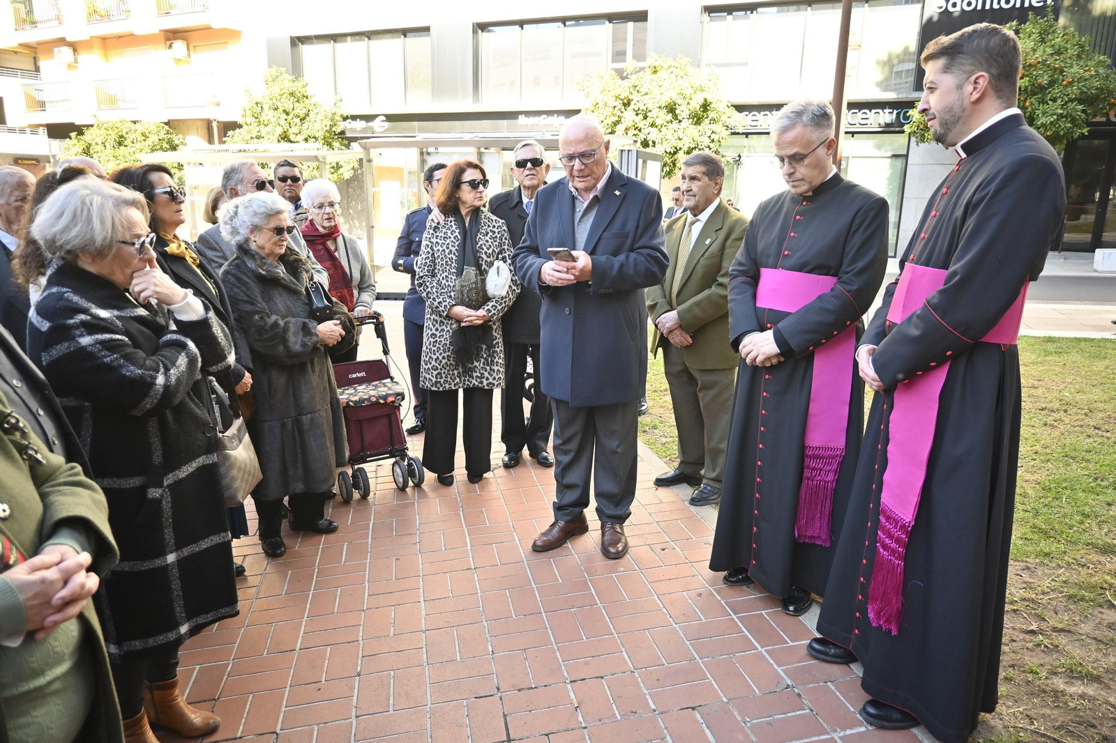 Imágenes de la ofrenda floral por parte de la Comisión del Monumento a la Inmaculada