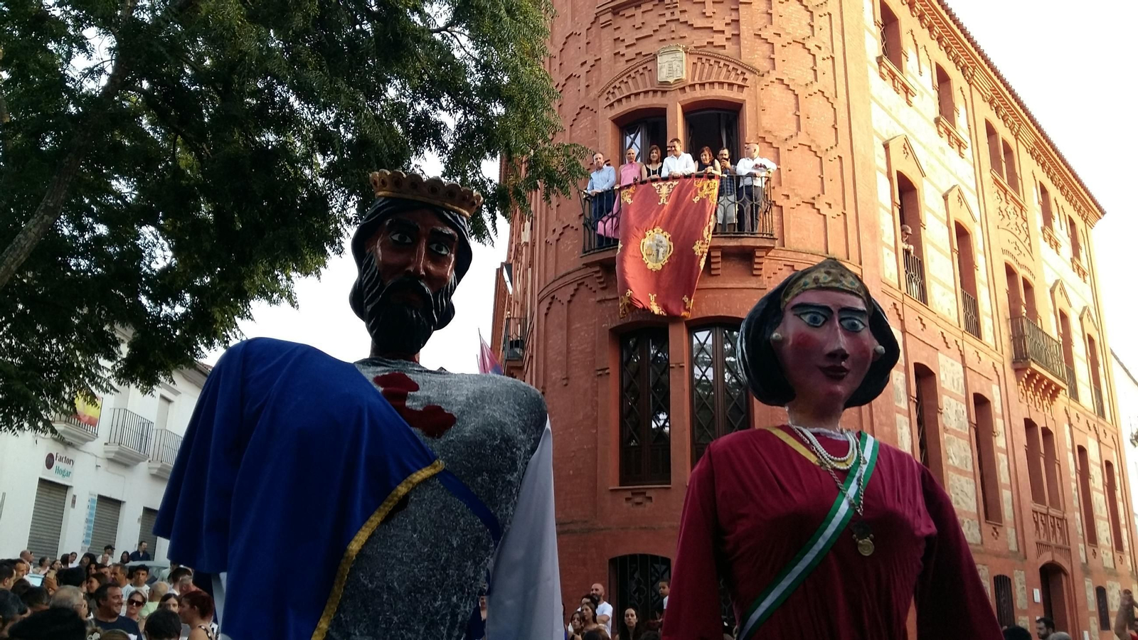 Chupinazo desde el balcón del Ayuntamiento en la Feria de 2023.