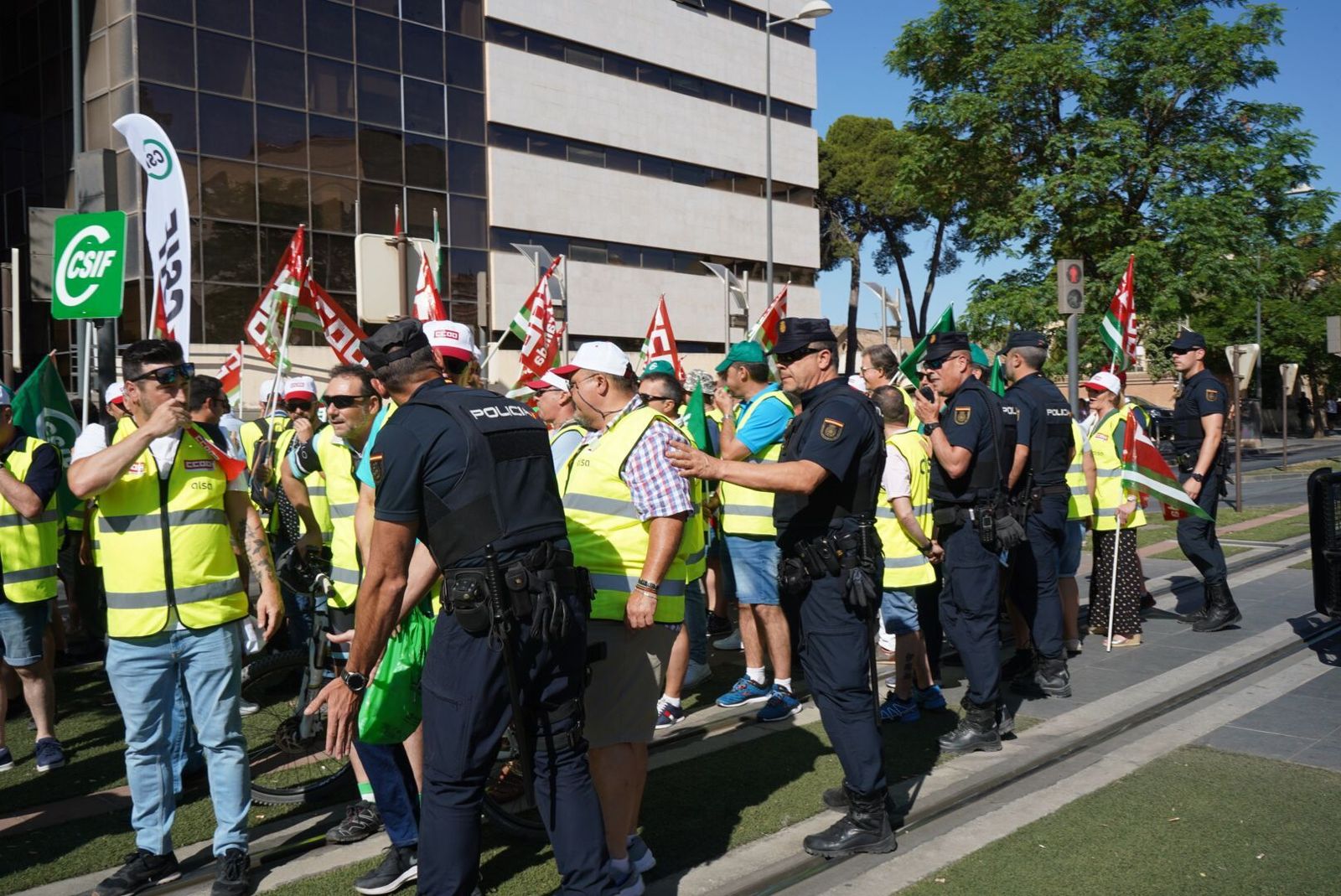 Fotos: así transcurre la manifestación y la huelga de autobuses urbanos de Granada