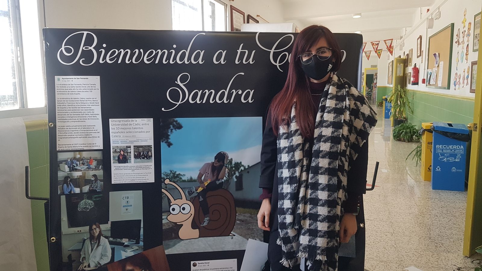 Sandra Doval, junto al panel de bienvenida elaborado por el Casal Carrillo.