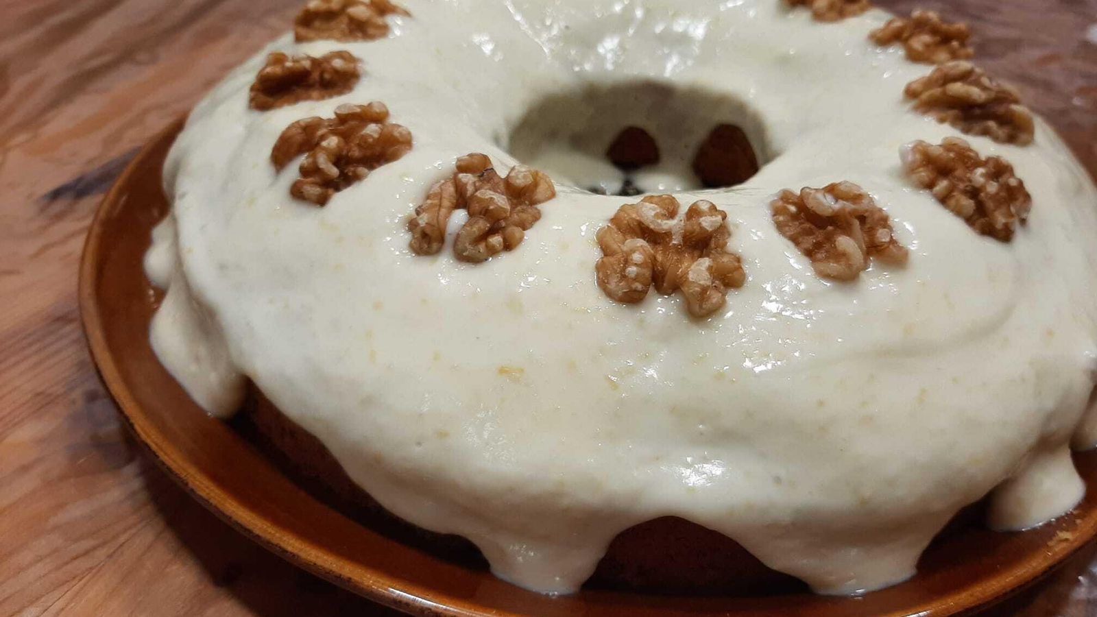 Tarta de nueces con glaseado de limón.