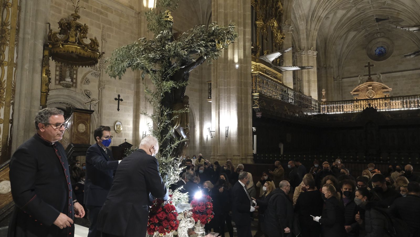 Procesión del Vía Crucis del Santo Cristo de la Escucha en Almería, en imágenes.