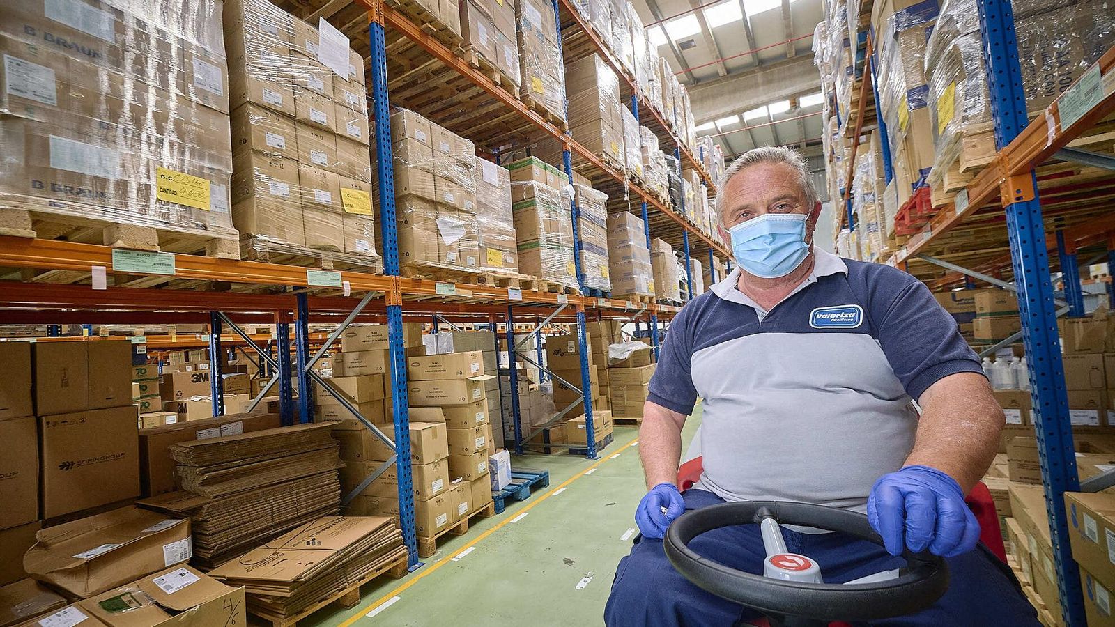 Un operario con una carretilla entre las centenares de estanterías.