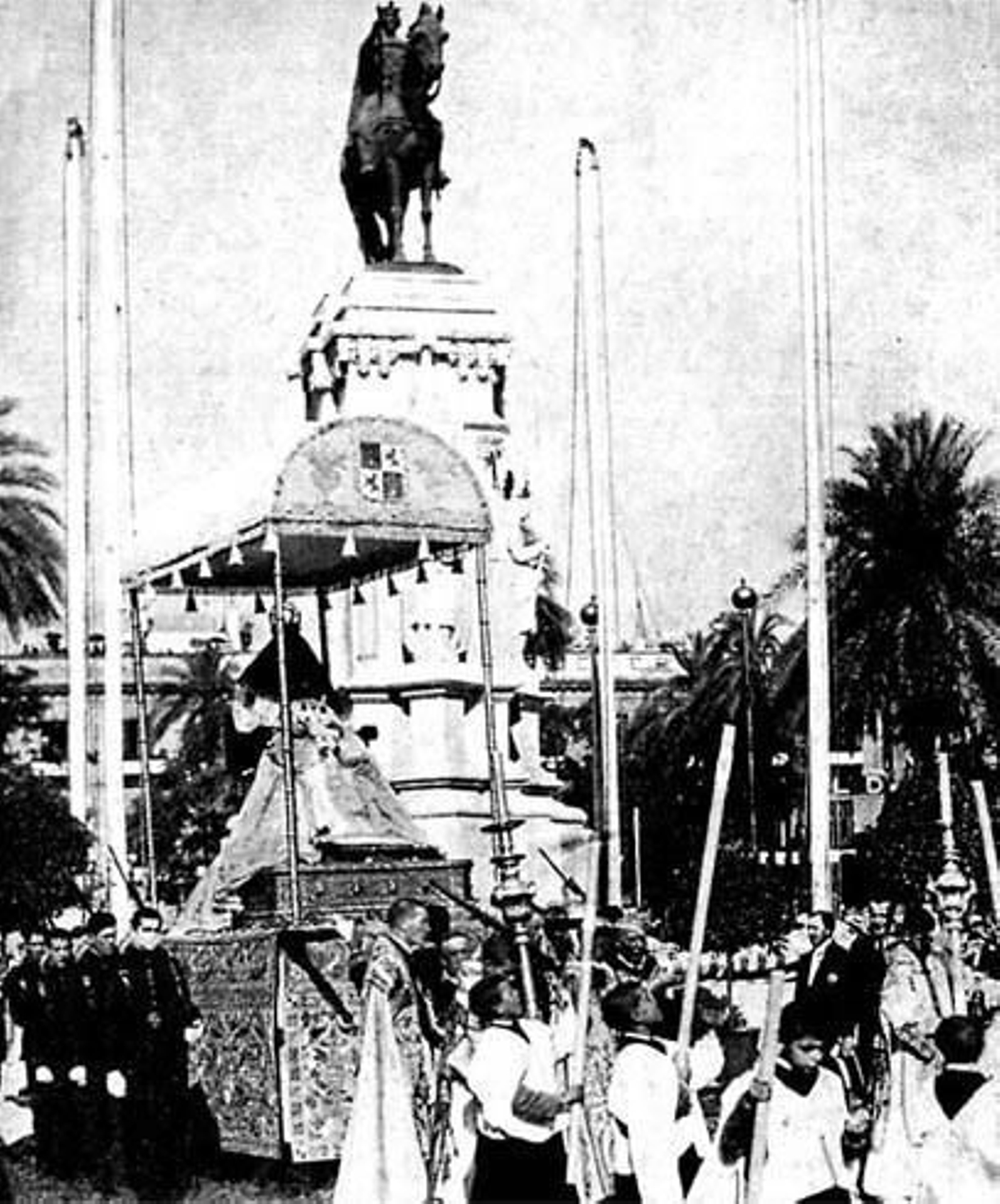 Inauguración del monumento a San Fernando en la Plaza Nueva, acto presidido por la Virgen de los Reyes.