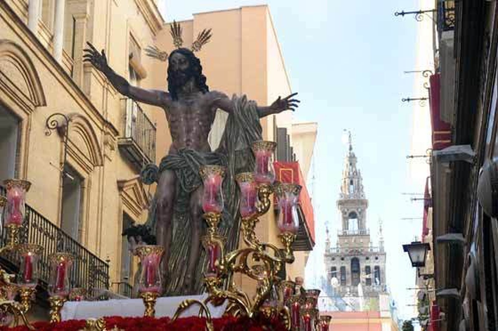 El paso de Misterio de la Hermandad del Resucitado con la catedral al fondo.  Foto: Juan Carlos Vázquez