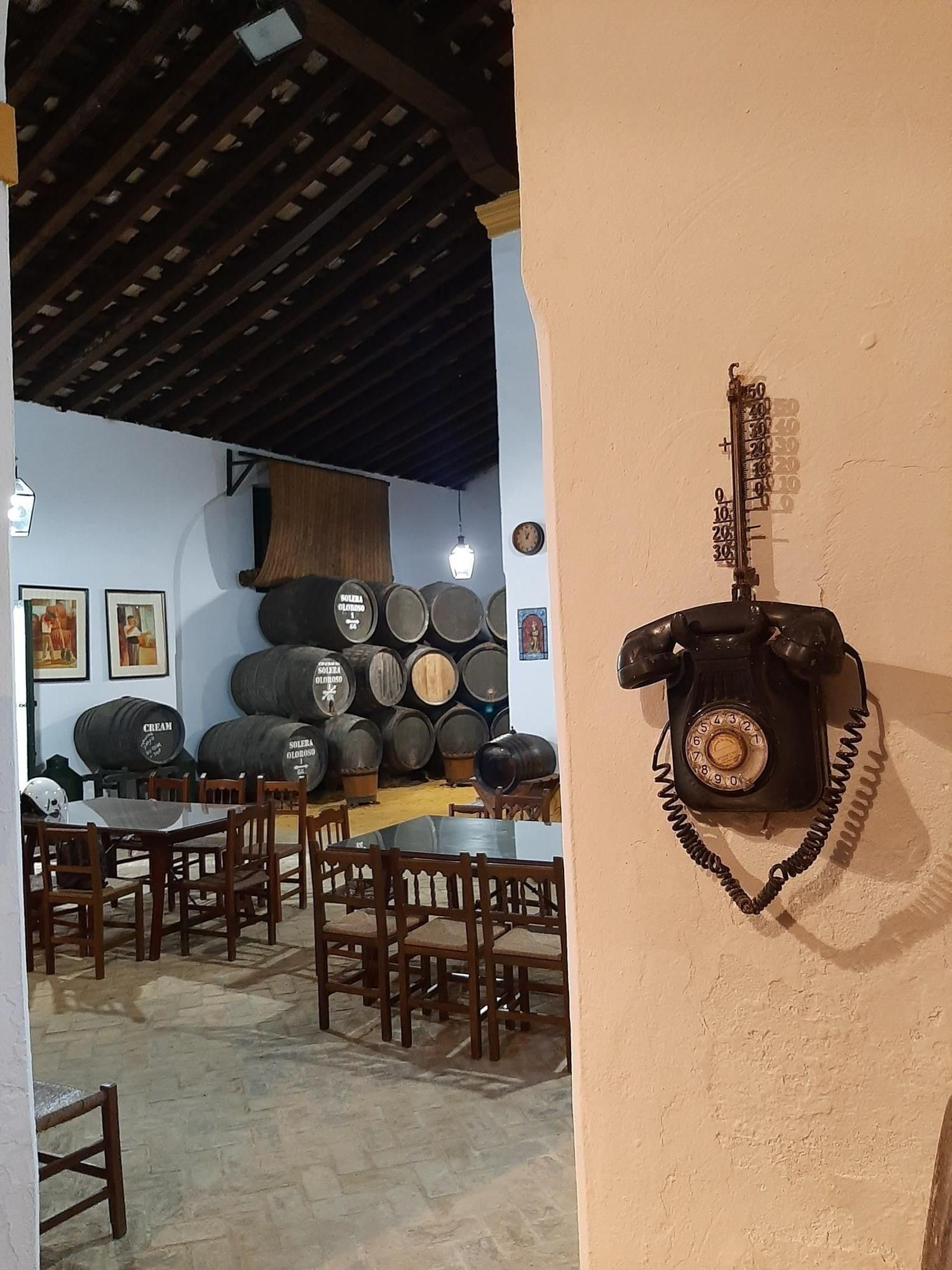 Un clásico teléfono de baquelita negro en una bodega jerezana.