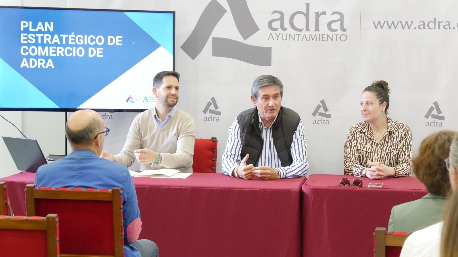 Manuel Cortés, junto a los ediles José Crespo y Patricia Berenguel, en la presentación del Plan Estratégico.