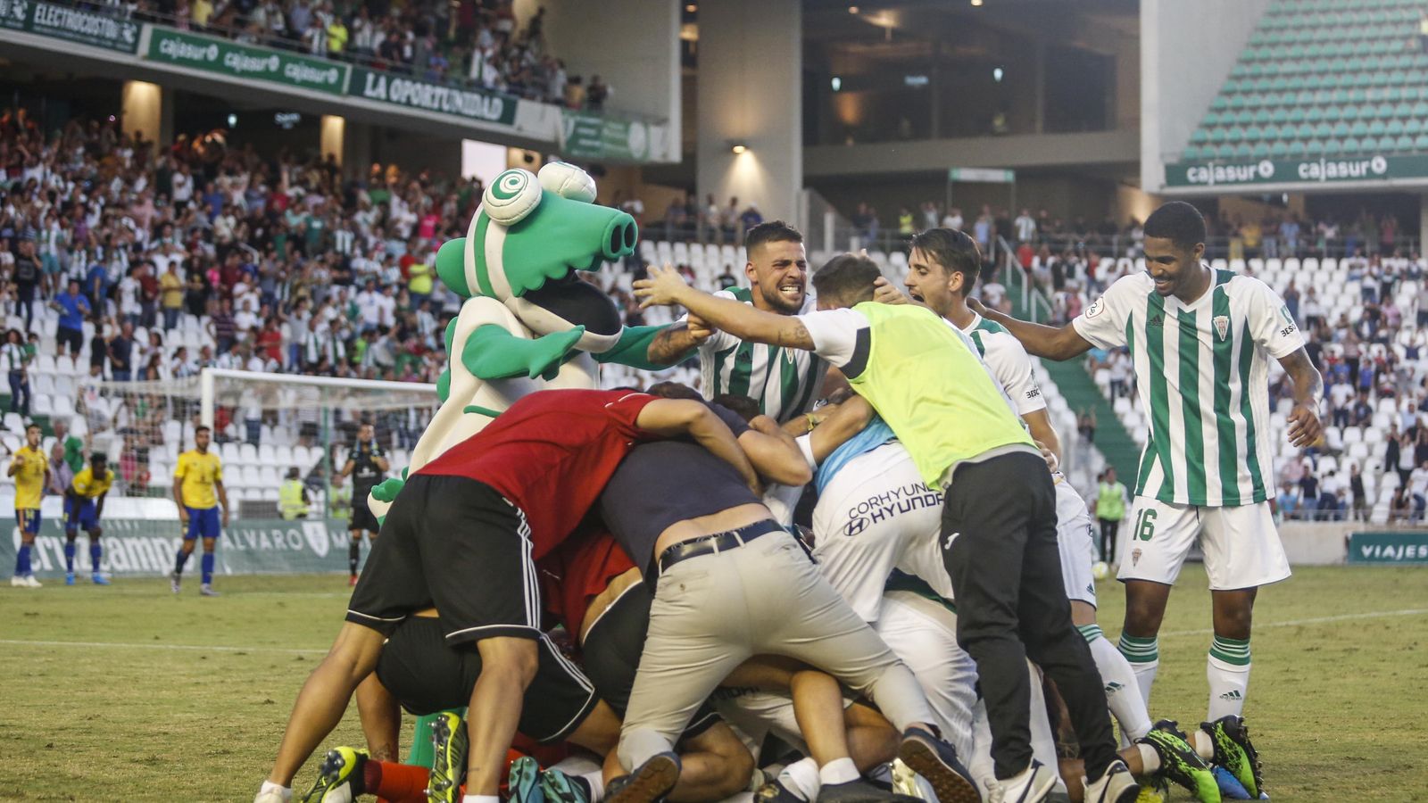 La piña blanquiverde tras la victoria ante el Cádiz B.