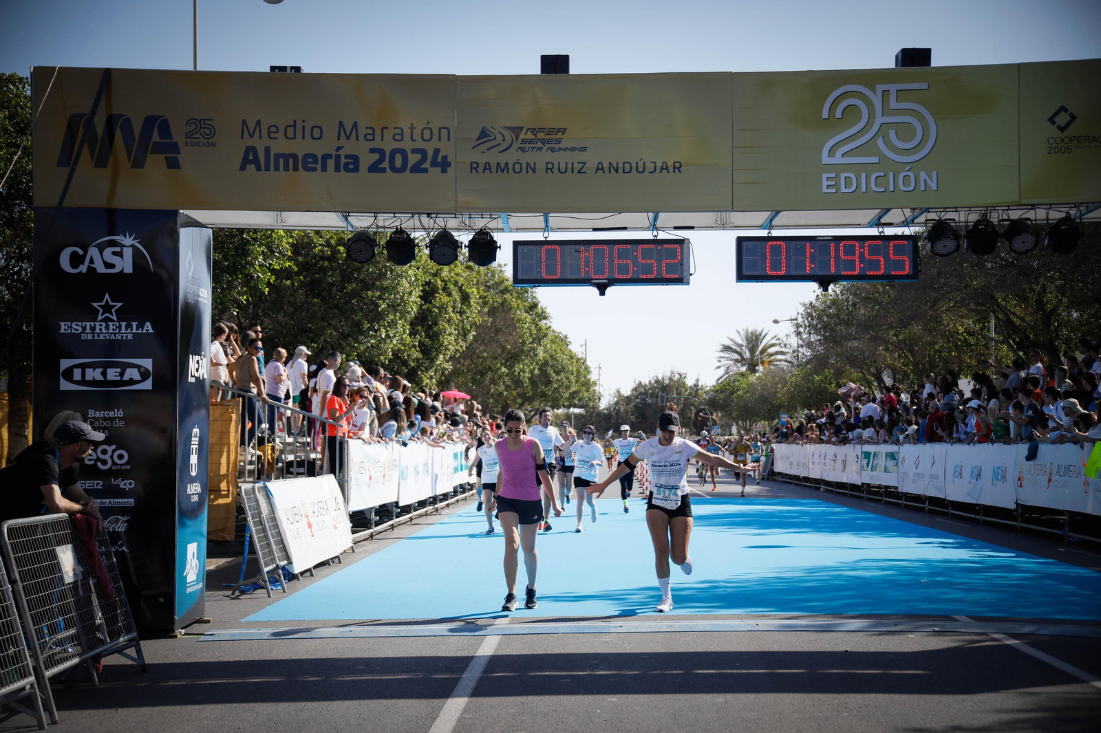 Imágenes de la llegada de la Media maratón Ciudad de Almería
