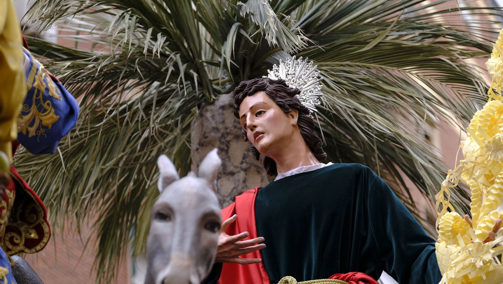 La Borriquita procesiona por las calles de Almería, en imágenes