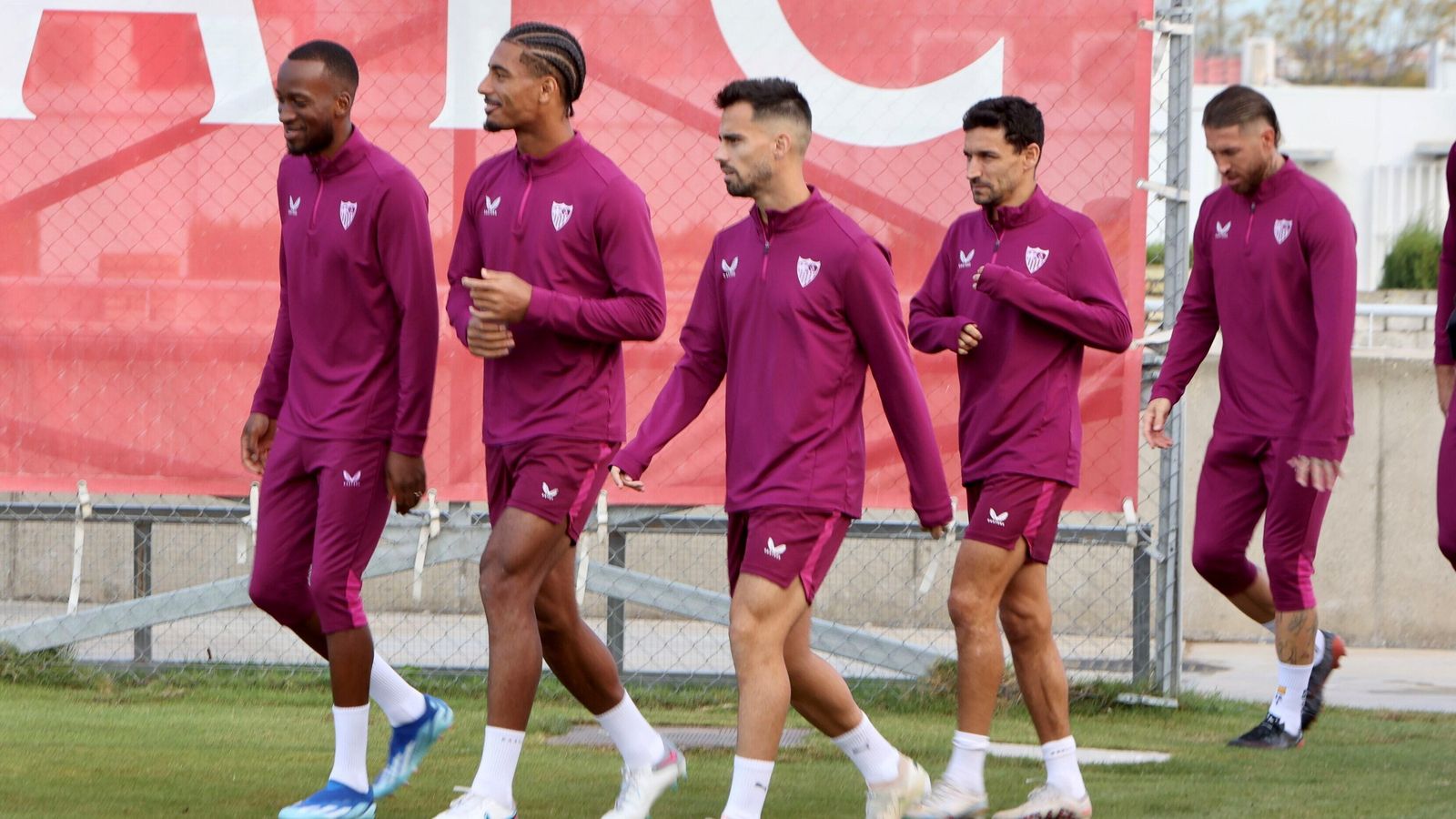 Lukébakio, Badé, Suso, Jesús Navas y Sergio Ramos se dirigen al campo de entrenamiento en la sesión de ayer