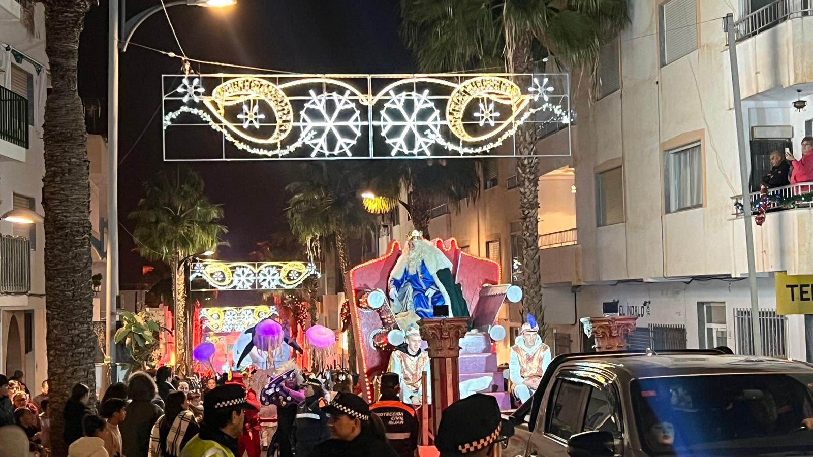 Níjar vibra con su cabalgata por partida triple: San Isidro, Campohermoso y la Villa reciben a Sus Majestadas