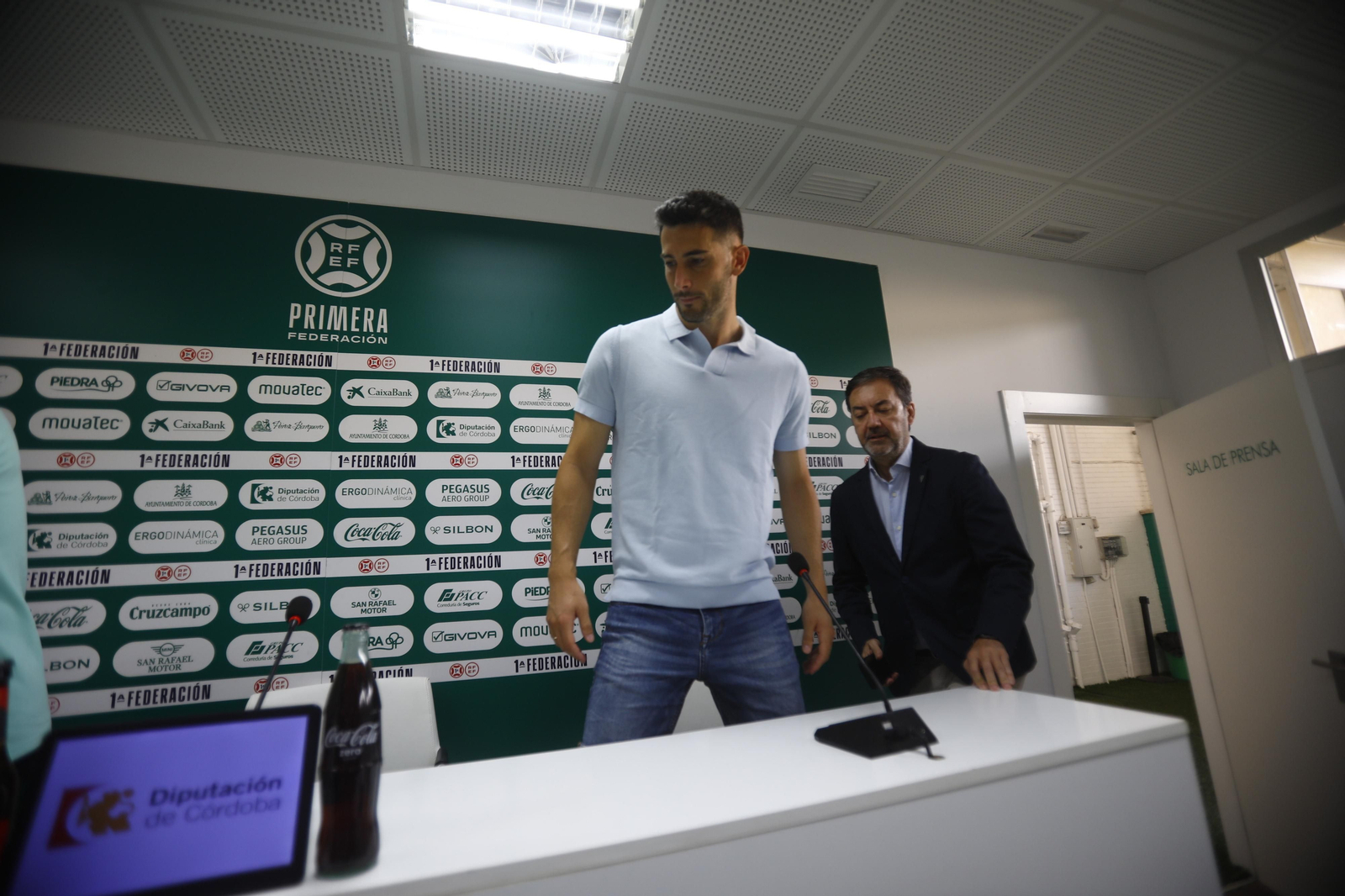 Las mejores fotos de la presentación de Carlos Albarrán con el Córdoba CF