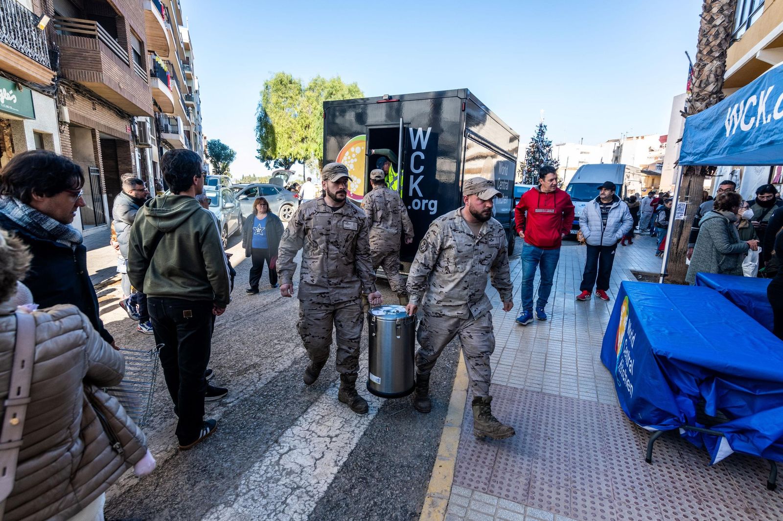 Ejército del Aire ayudando en el la descarga de comidas.