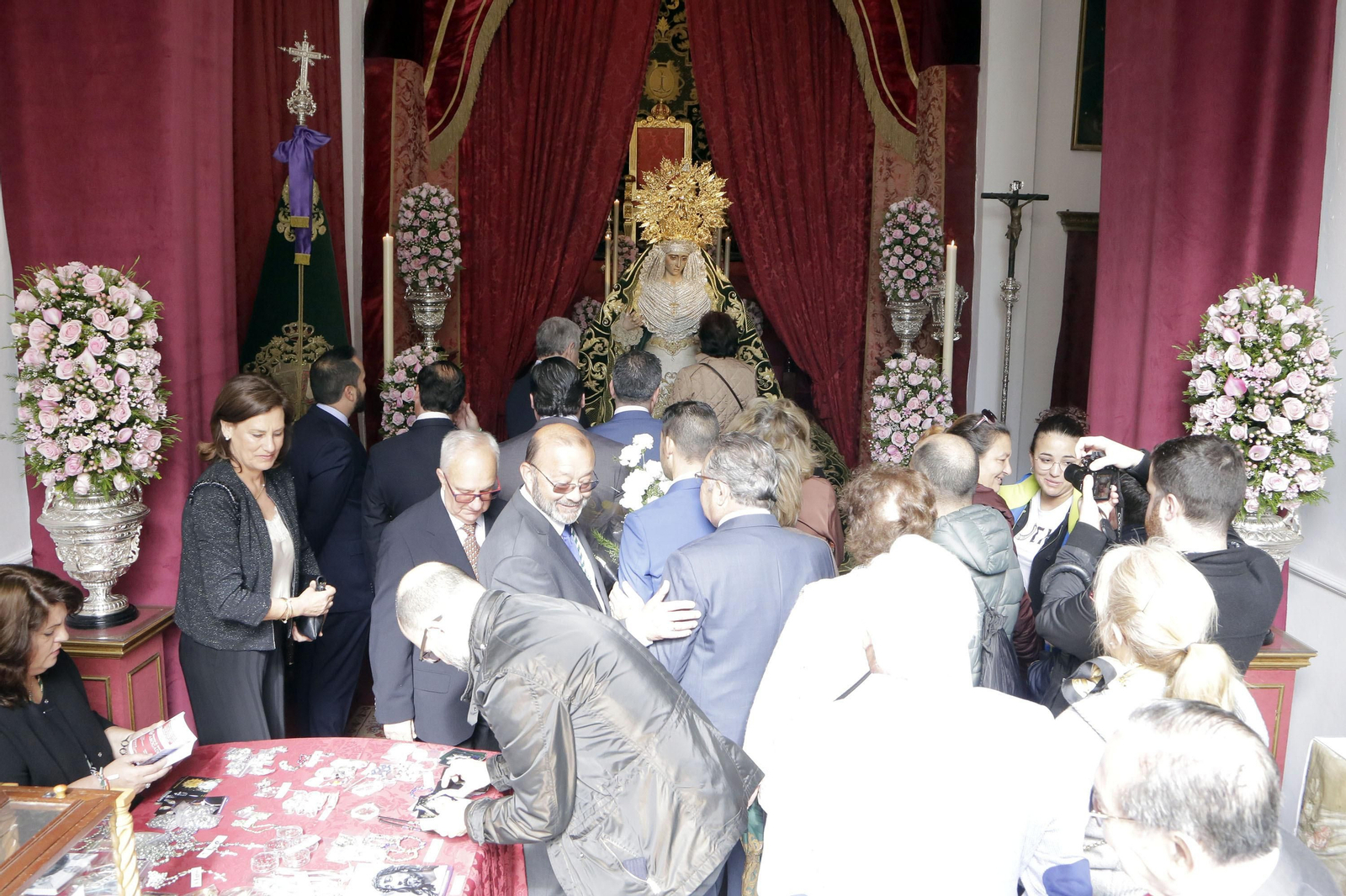 Momentos de los besamanos y besapies de este domingo de Pregón