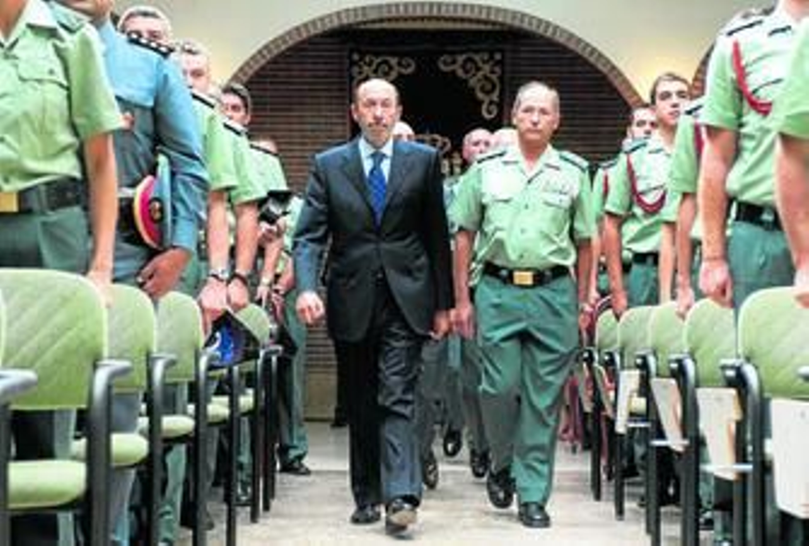 Rubalcaba, a su llegada a la inauguración del curso 2010-2011 ayer en la Academia de Oficiales de la Guardia Civil en Aranjuez. Rubalcaba, a su llegada a la inauguración del curso 2010-2011 ayer en la Academia de Oficiales de la Guardia Civil en Aranjuez.