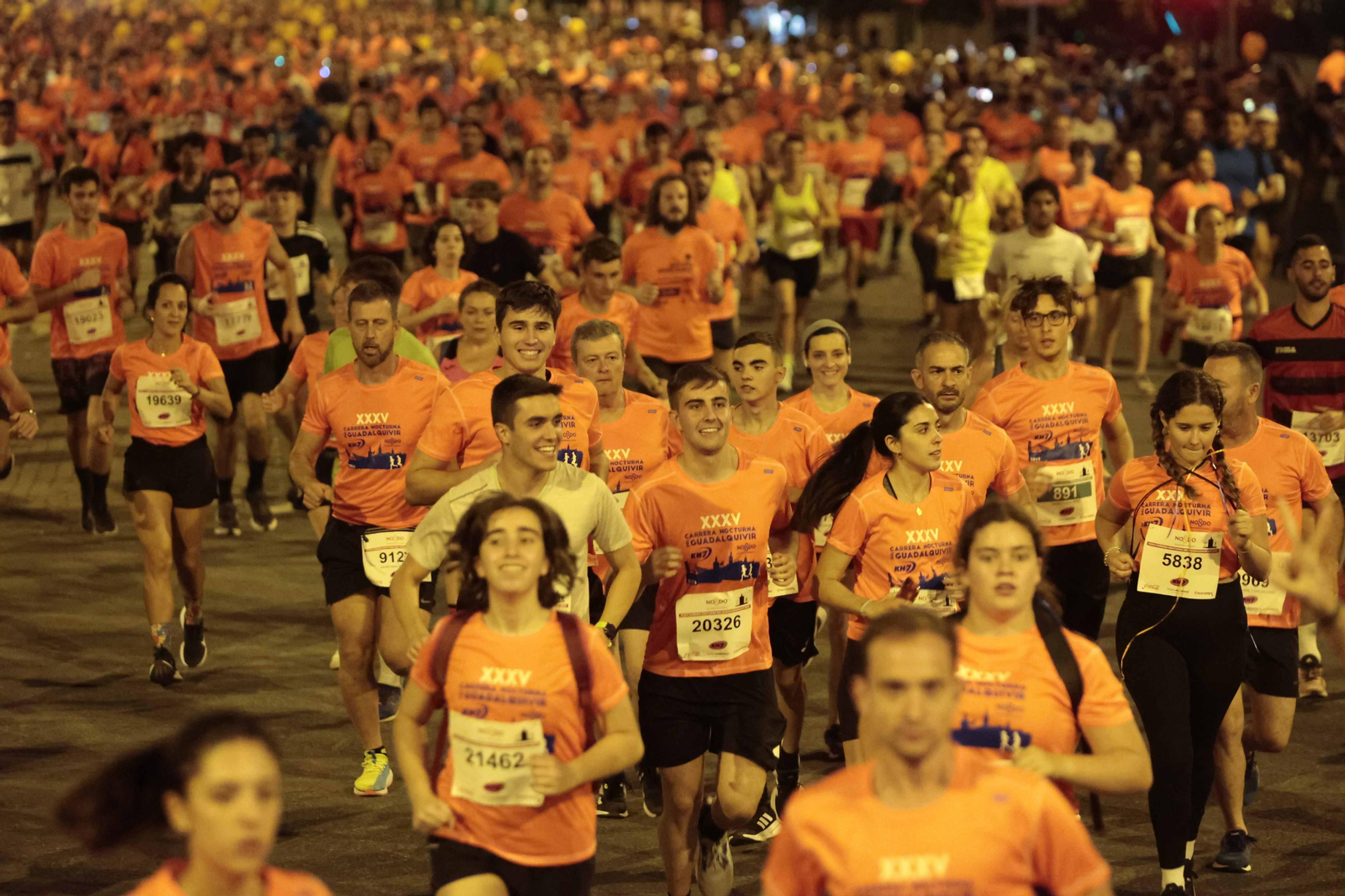 Búscate en las fotos de la Carrera Nocturna