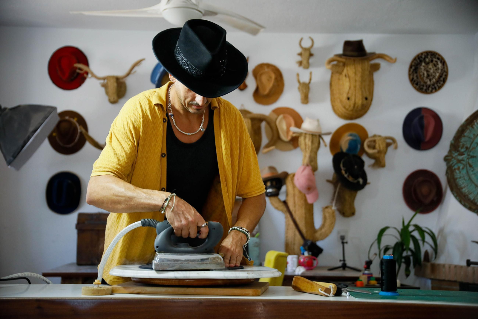 Imágenes del proceso creativo en sombreros de Alejandro Mateo