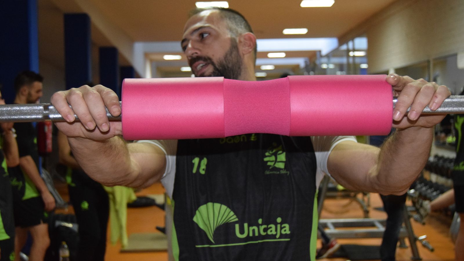Israel Rodríguez pasa más tiempo en el gimnasio que en la pista por la lesión