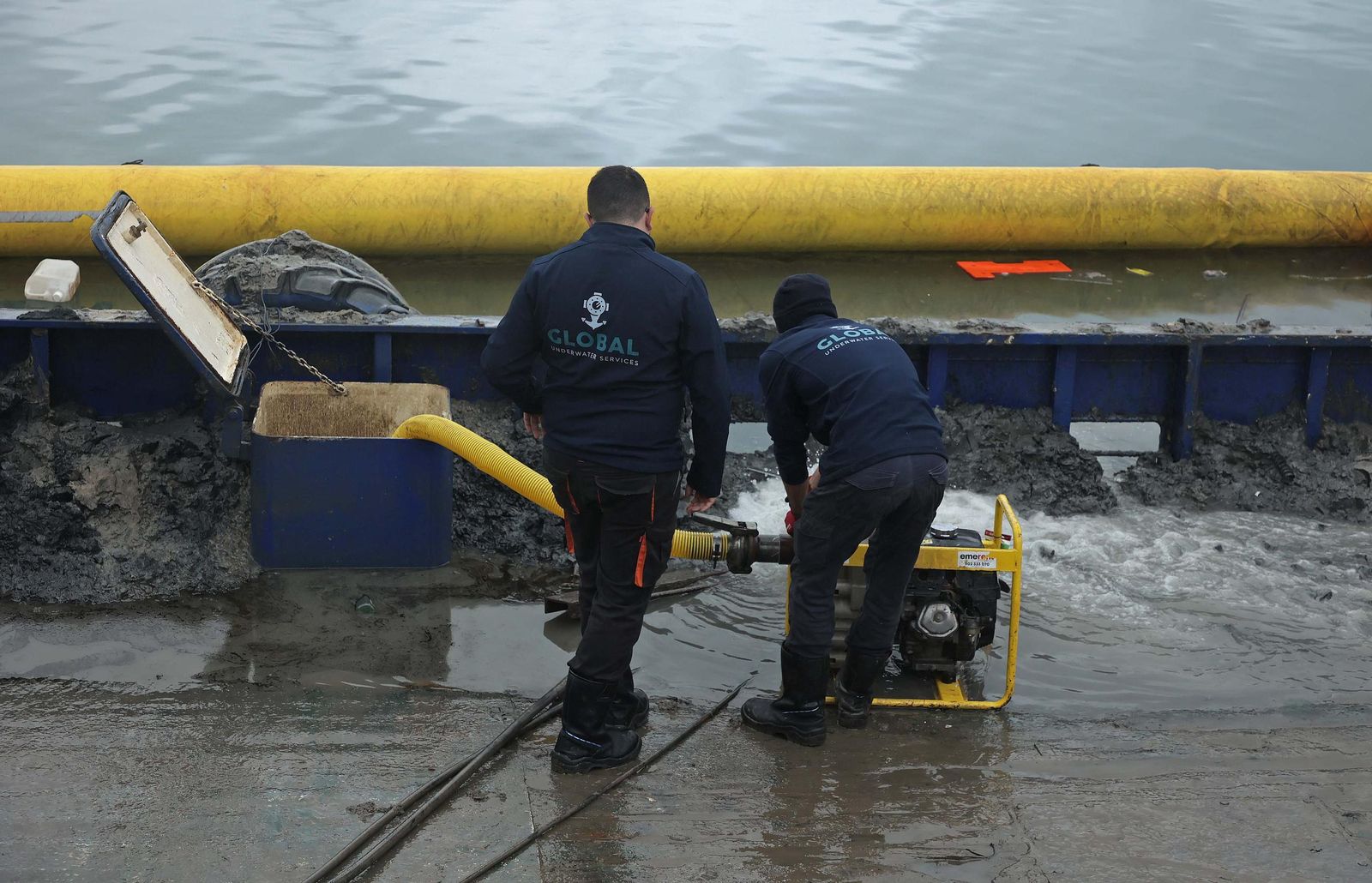 Fotos del reflote del Global One en el puerto de Algeciras