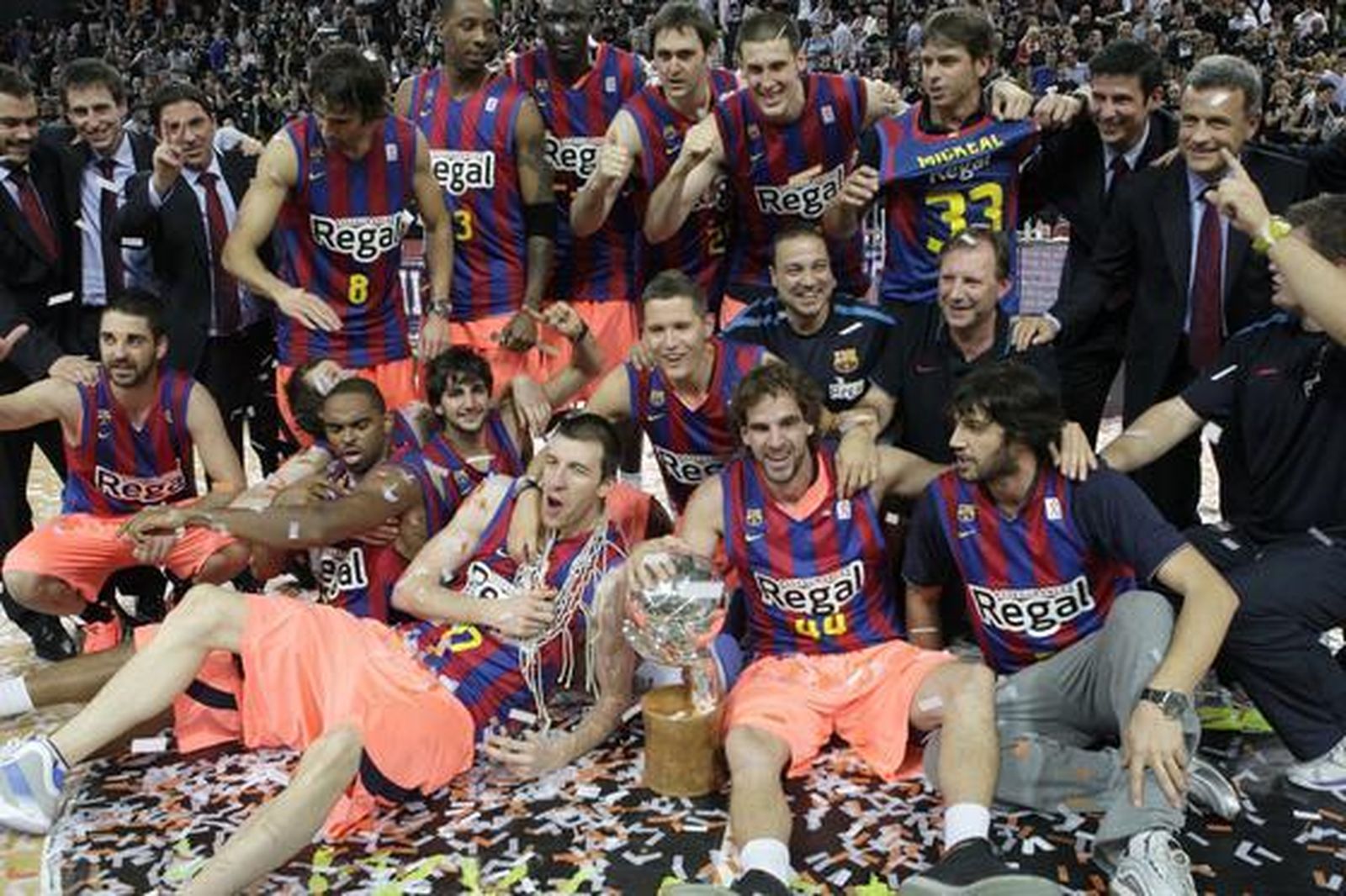 Los jugadores del Barça, con el trofeo de campeón de la ACB.  Foto: EFE