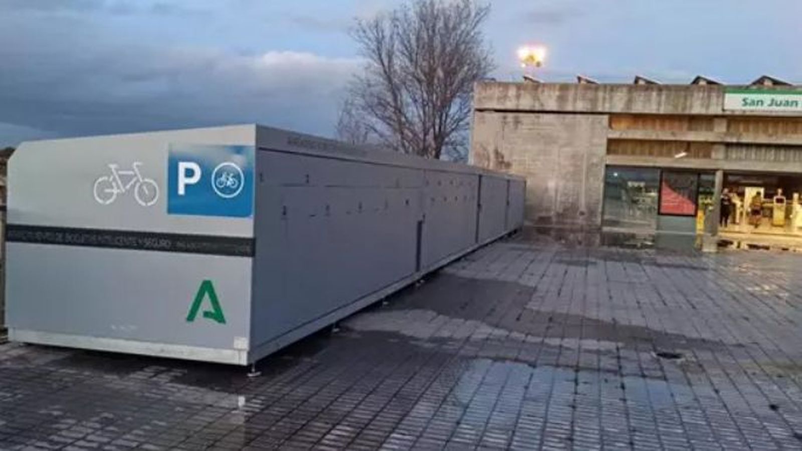 Archivo - Aparcamiento seguro para bicis y patinetes eléctricos en la estación de metro de San Juan Alto