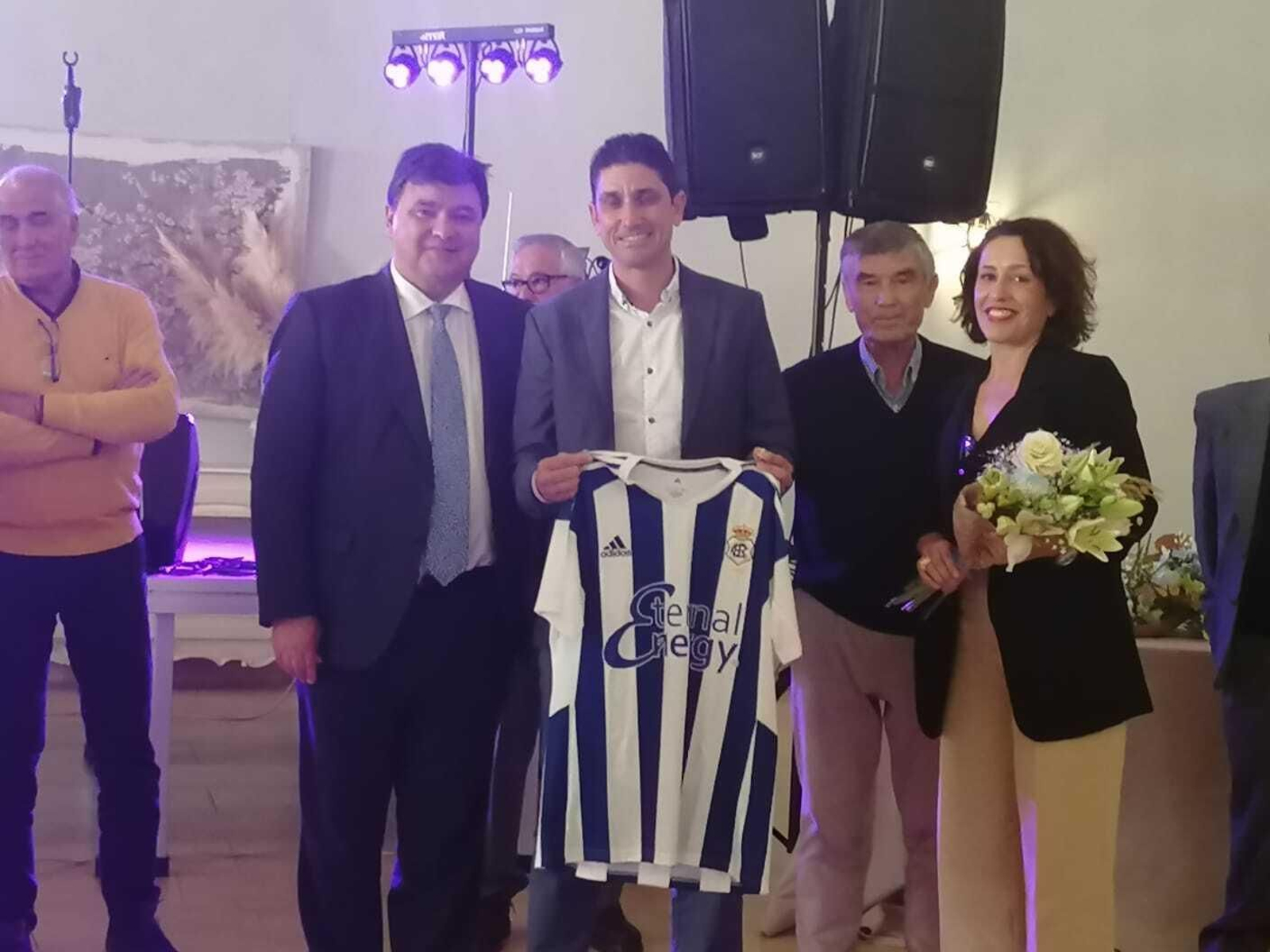 Pavón, rodeado por el alcalde de Huelva y por Julio Peguero.