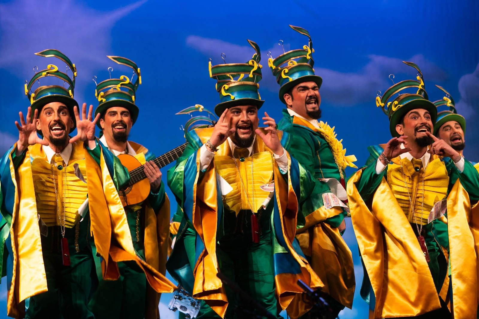 La chirigota 'Las cosas del destino' en el escenario.