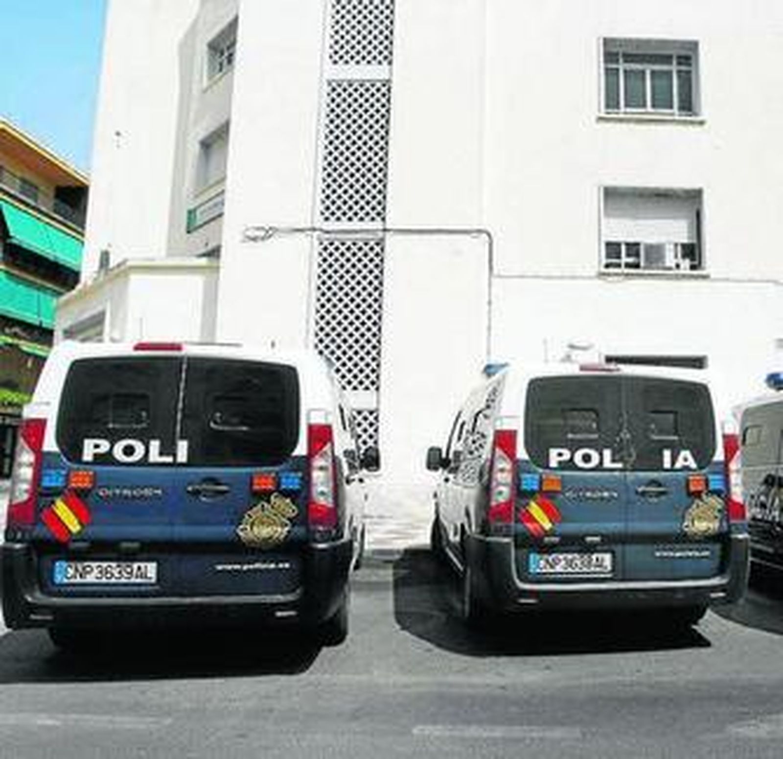 Vehículos de la Policía Nacional junto a la Comisaría.