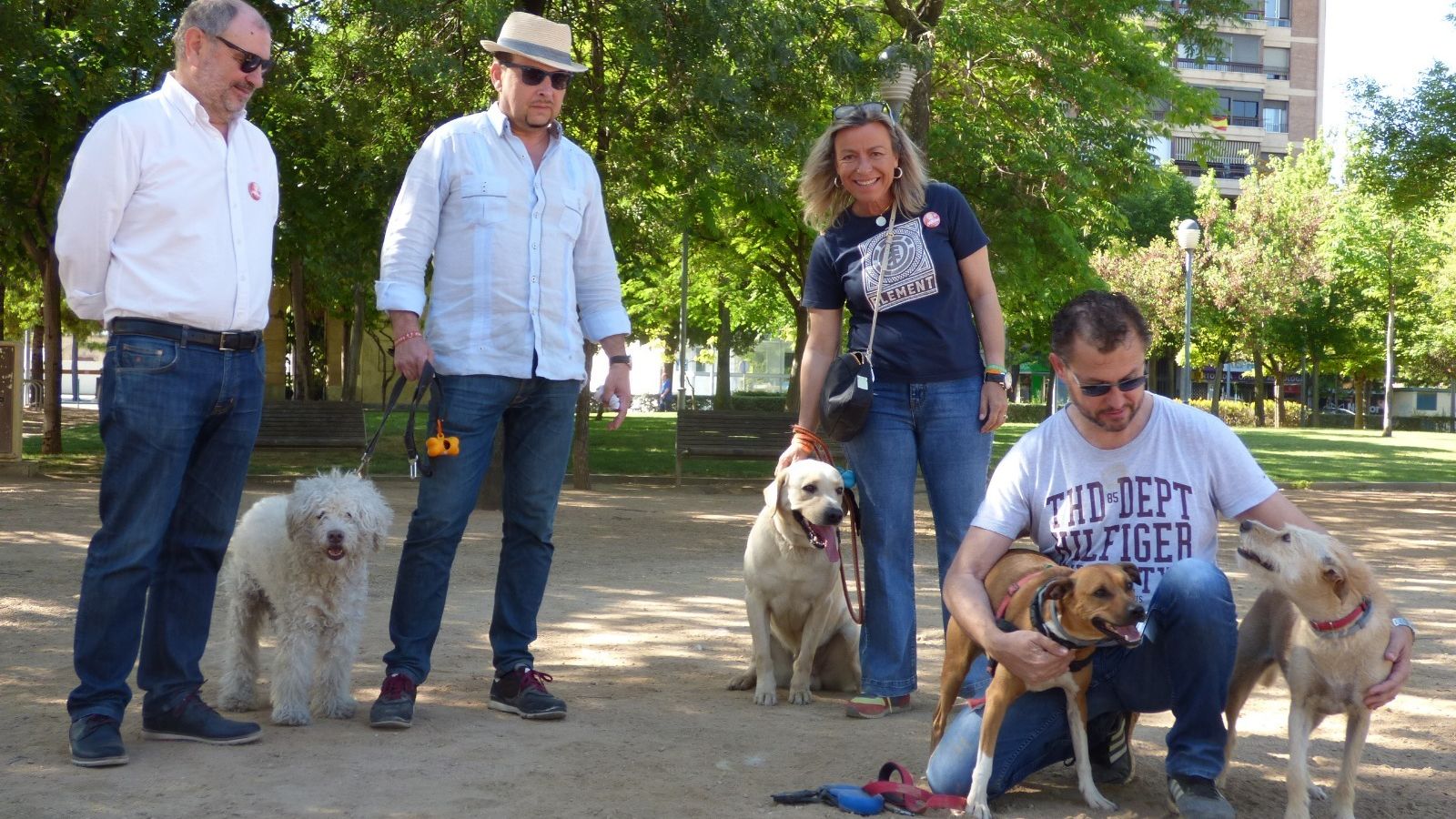 Miembros de la candidatura de Cs posan con sus mascotas.