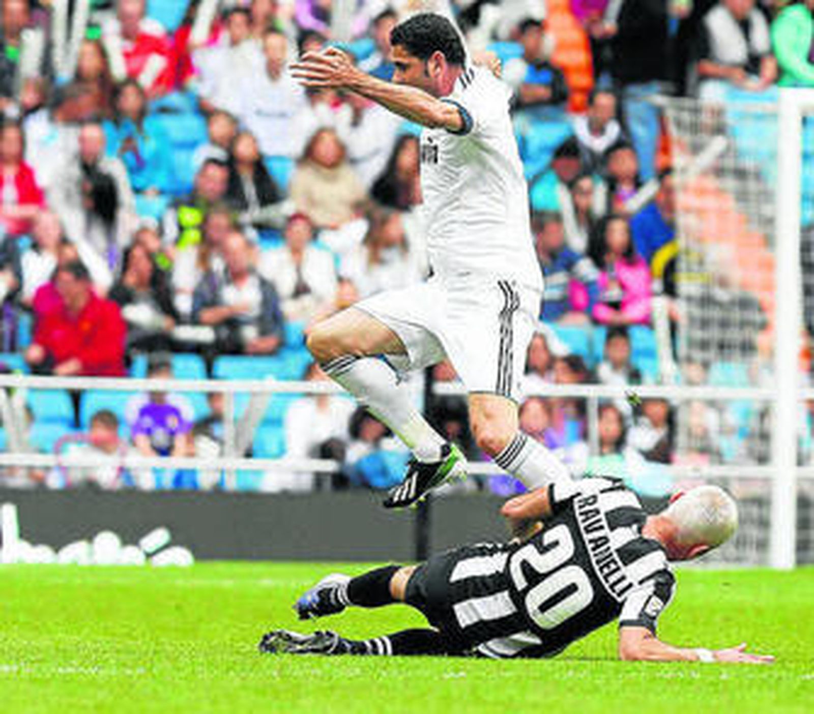 Hierro salta a Ravanelli.