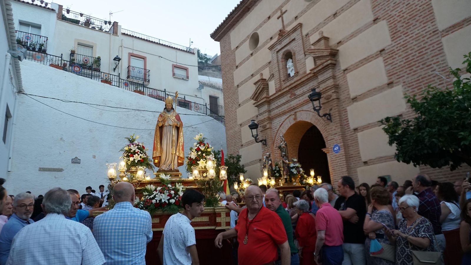 Los santos Mártires salen de la iglesia de camino a su ermita