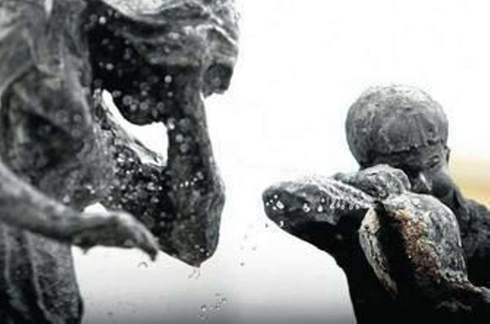 Detalle de la Fuente de Los Jarritos que recre la popular fiesta de septiembre en la que los vecinos se arrojan agua unos a otros con búcaros y cubos.