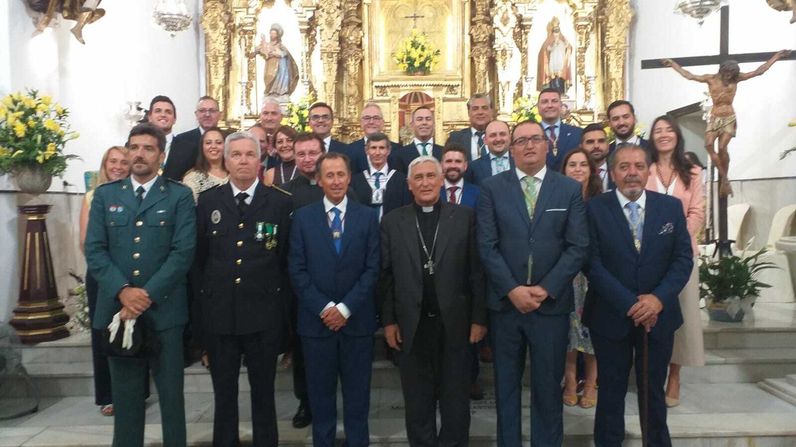 La nueva Permanente del Consejo posa con las autoridades civiles y religiosas y con representantes de hermandades, tras la Función Principal de la Patrona.