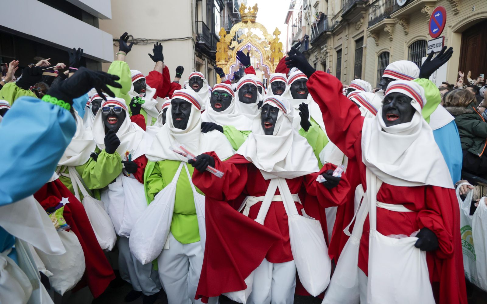 Las imágenes del Heraldo Real por las calles de Sevilla