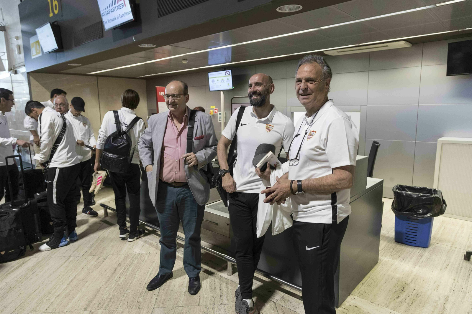 Castro, Monchi y Caparrós, antes de embarcar hacia Tanzania.