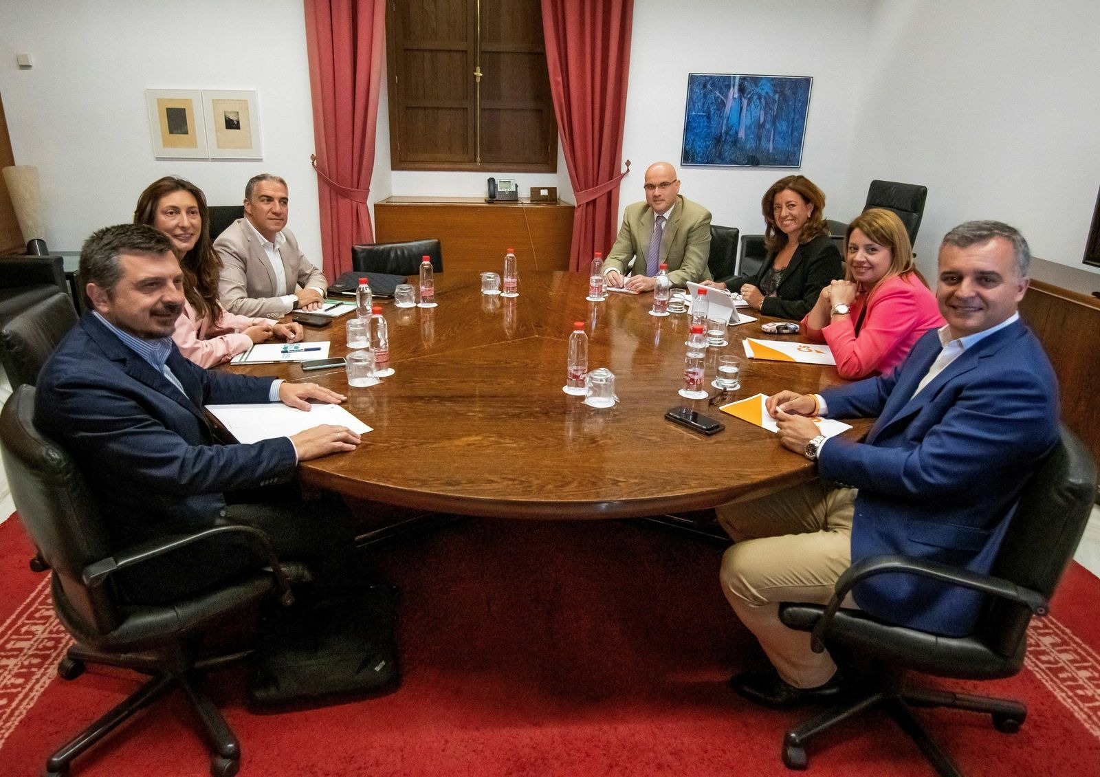Representantes del PP y de Cs, ayer, en el inicio de las negociaciones para los pactos en los ayuntamientos.