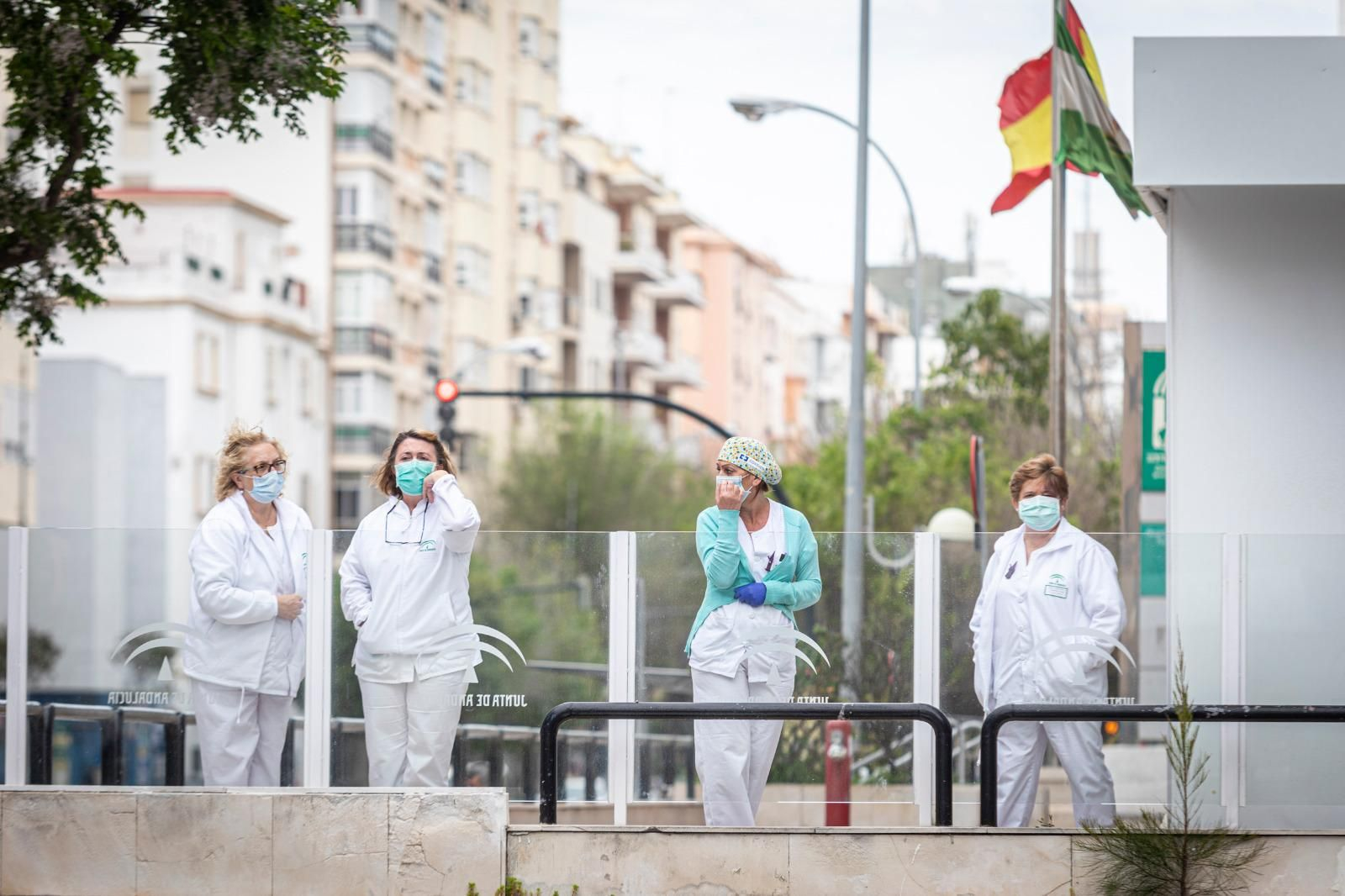 Profesionales sanitarios en la entrada del Hospital Puerta del Mar de Cádiz.