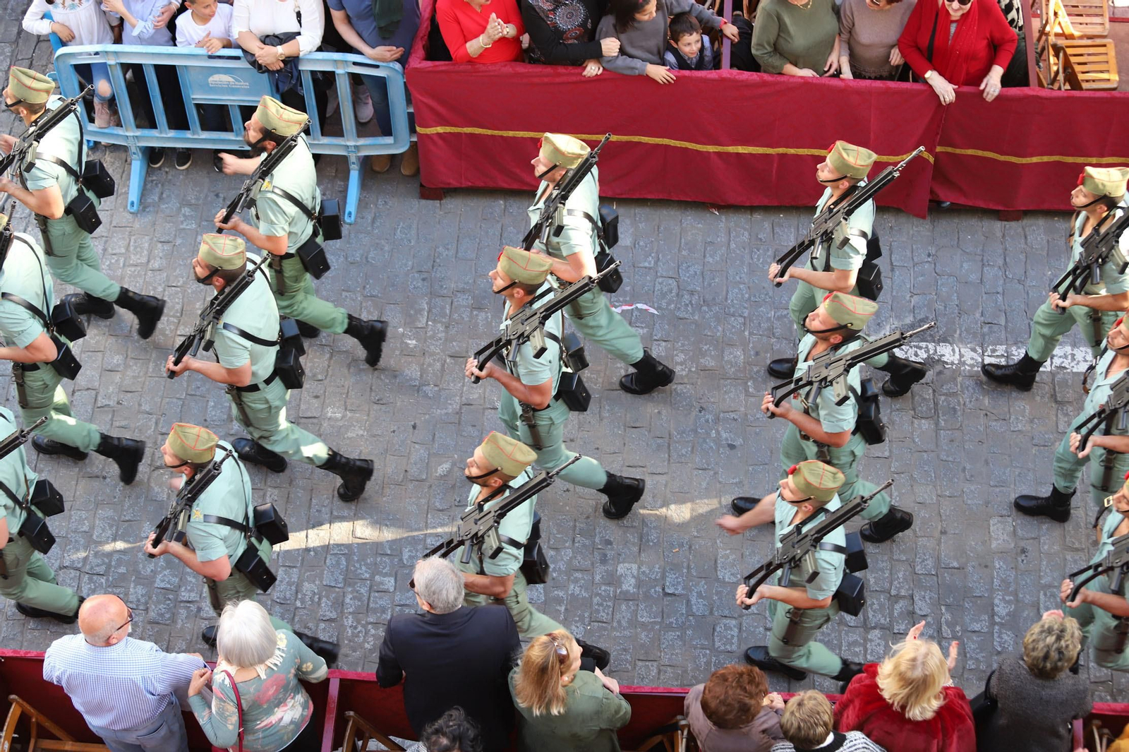 Procesión del Cristo de la Vera Cruz, escoltado por la Legión en las calles de Huelva