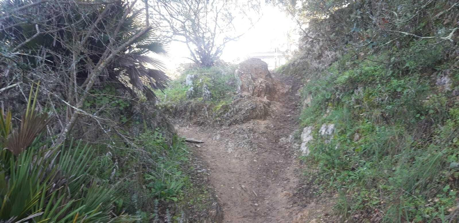 Hay que atravesar una zona con muchas piedras.