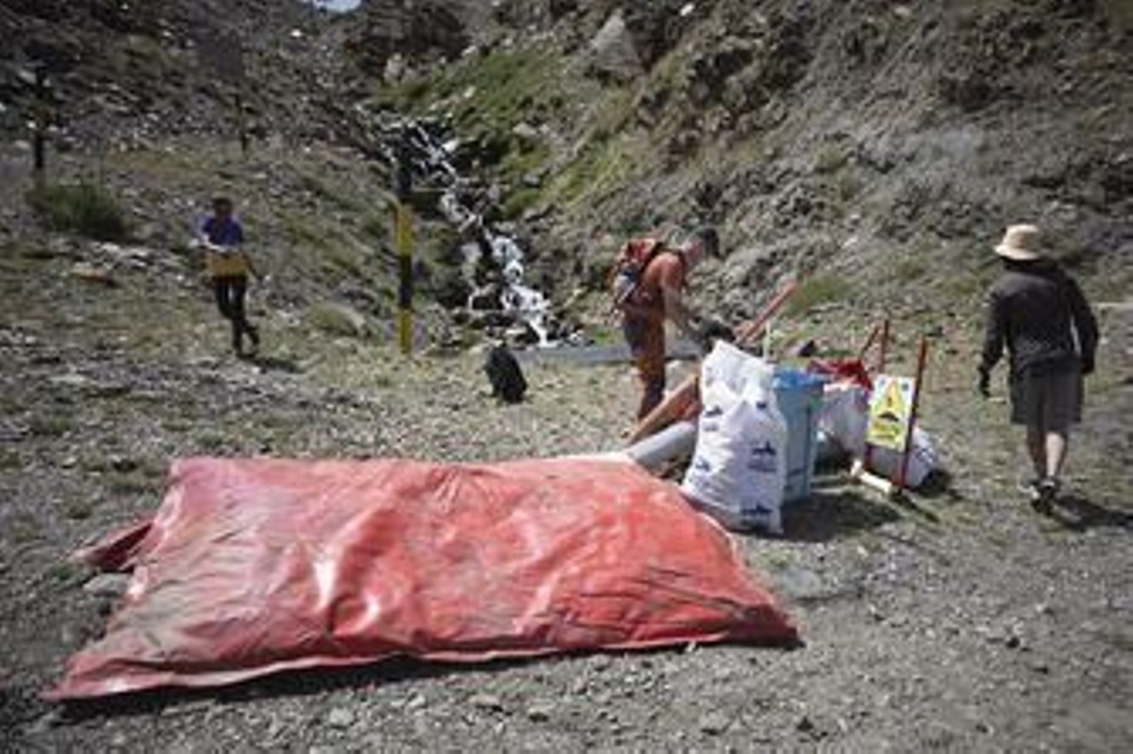 Fotos: así ha sido la jornada de limpieza en las pistas de esquí de Sierra Nevada