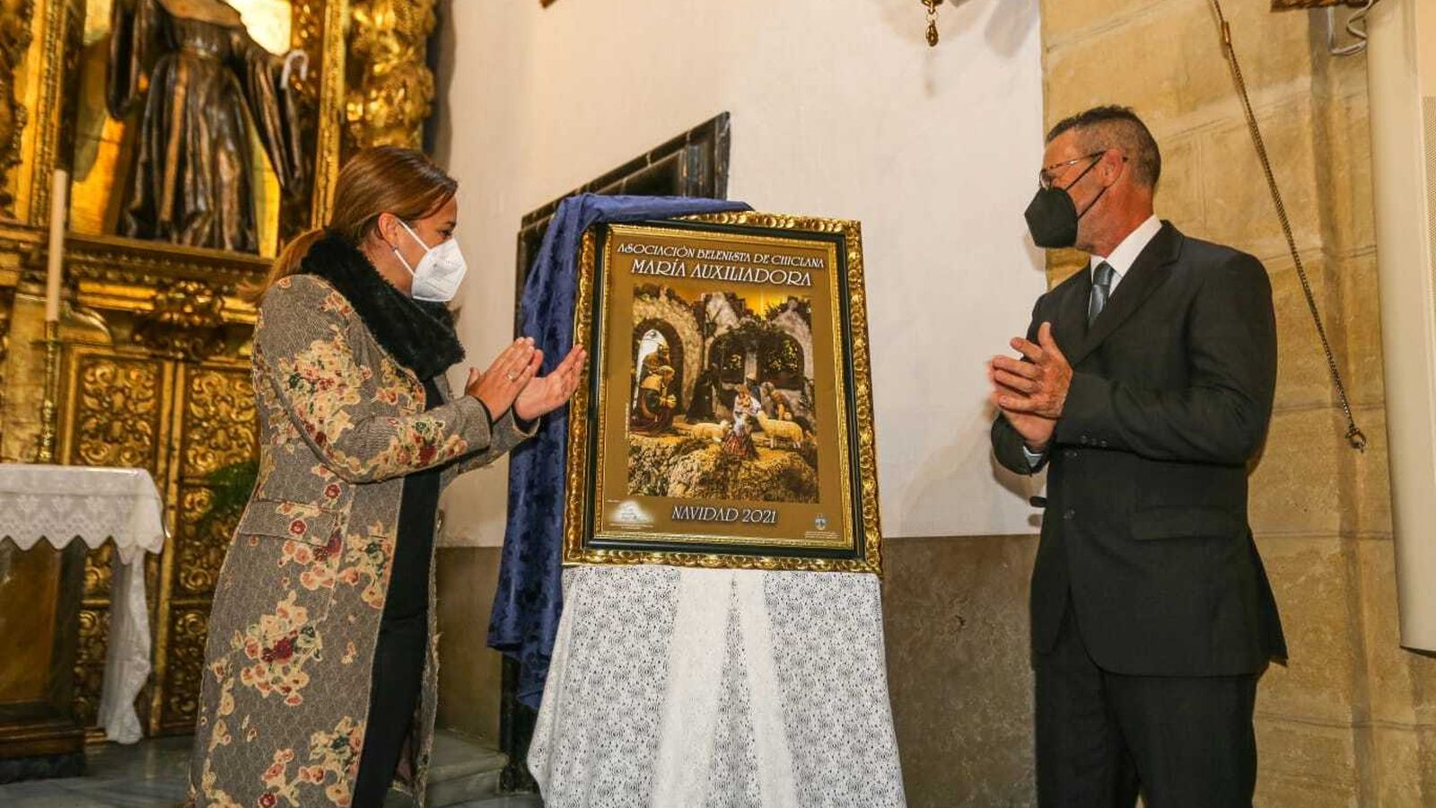 Presentación del cartel de la Navidad editado por la asociación, a cargo de la primera teniente de alcalde del Ayuntamiento y del presidente de la entidad.