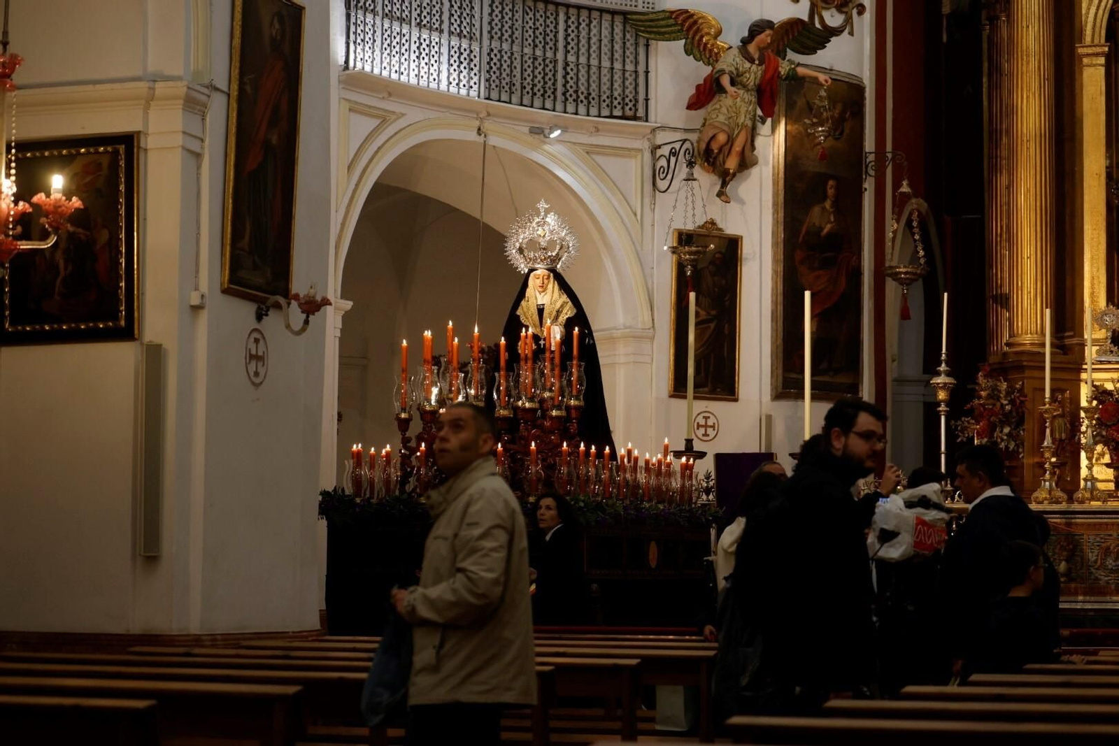 Rezos en San Rafael a la Universitaria en este Martes Santo de Córdoba, en imágenes