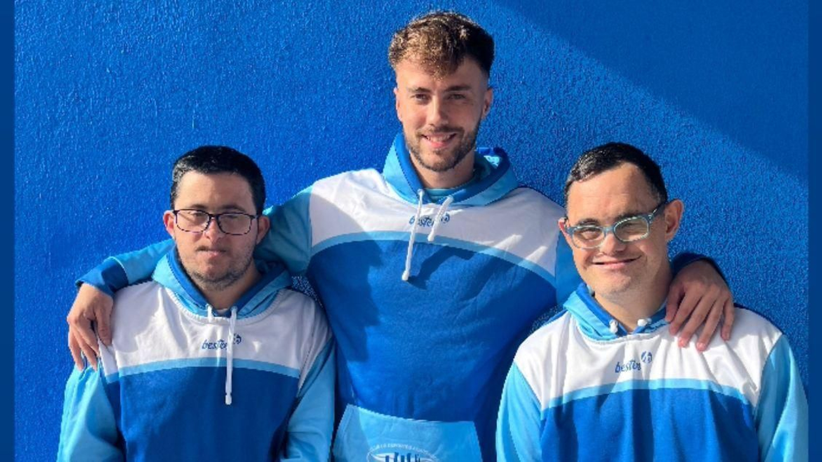 Nadadores del CDA Los Palitos, acompañados de su entrenador.