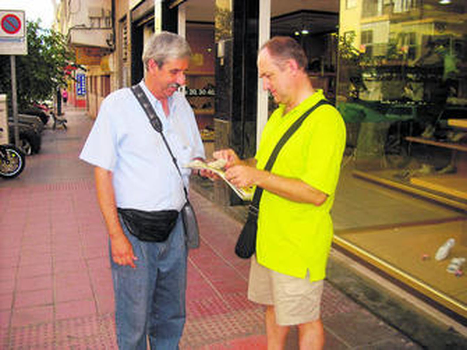 Juan José Marruecos vende sus cupones en plena calle.