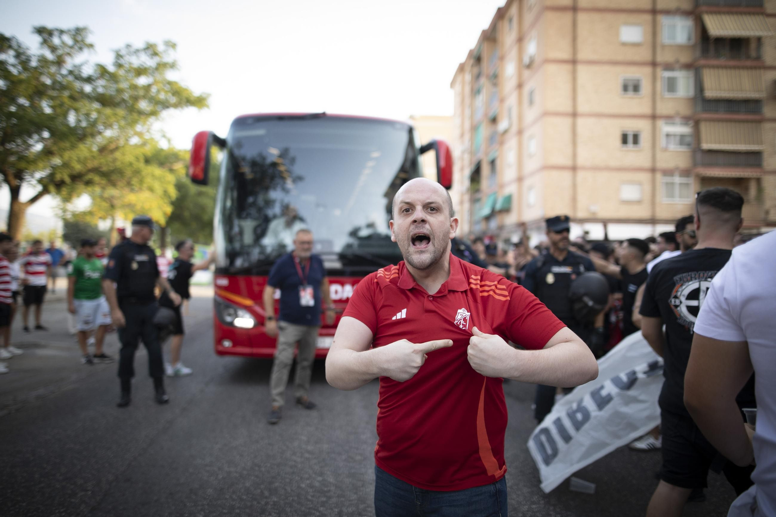 Un aficionado durante el recibimiento al Granada CF en el duelo al Deportivo de La Coruña.