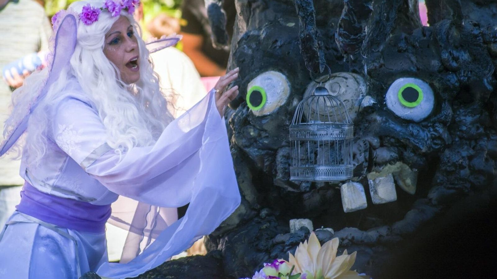 Animación 'El árbol tragón' que Isla Mágica realiza por Halloween.