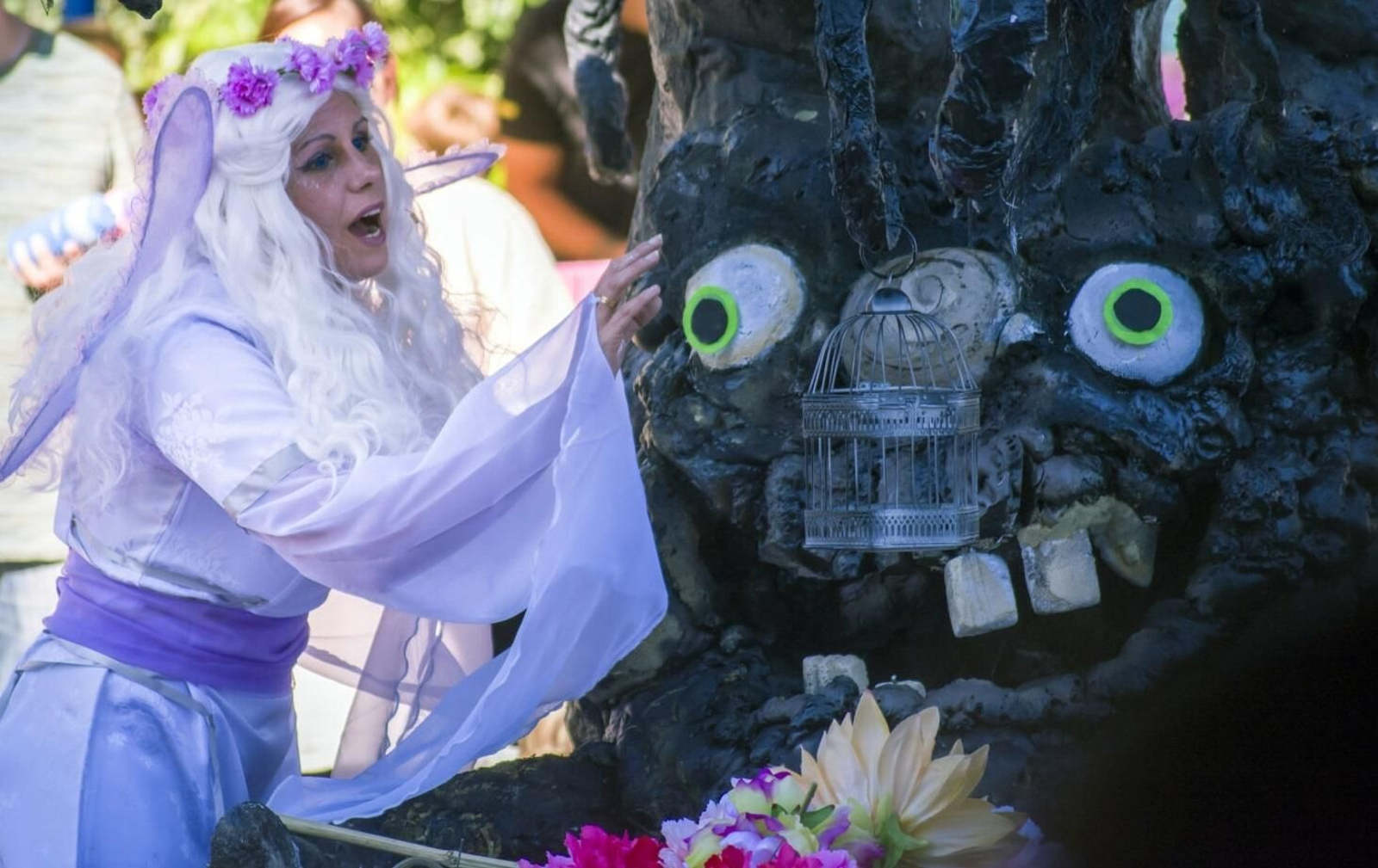 Animación 'El árbol tragón' que Isla Mágica realiza por Halloween.